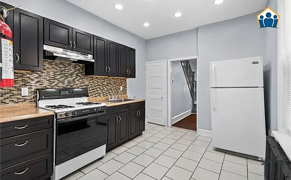 950 E Russell St — Photo 7