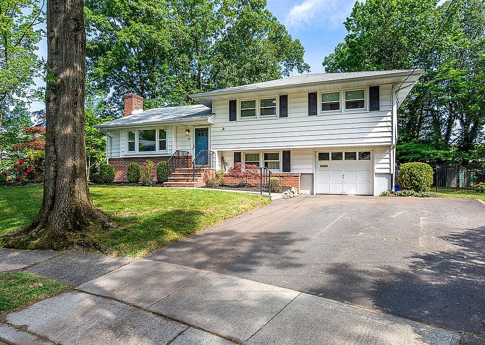 1st image of 79 Lexington Dr