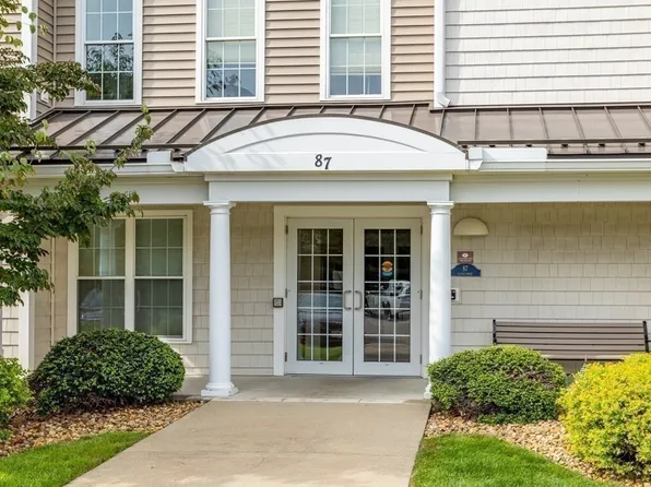 87 Clocktower Dr #109, Waltham, MA 02452