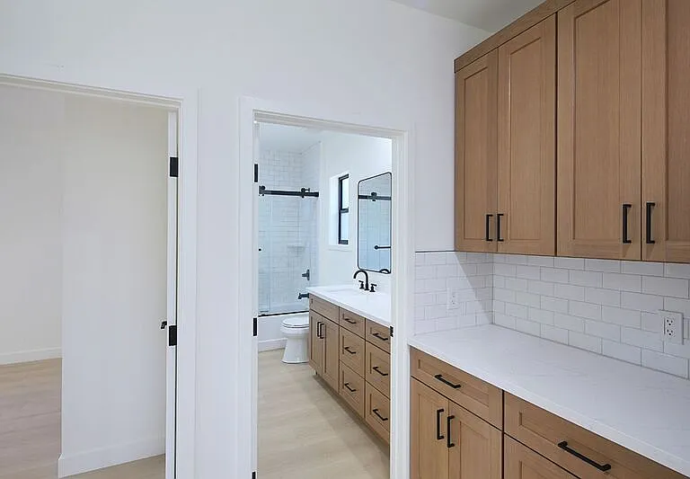 2121-2123 Glenada Ave #2121 — Photo 12