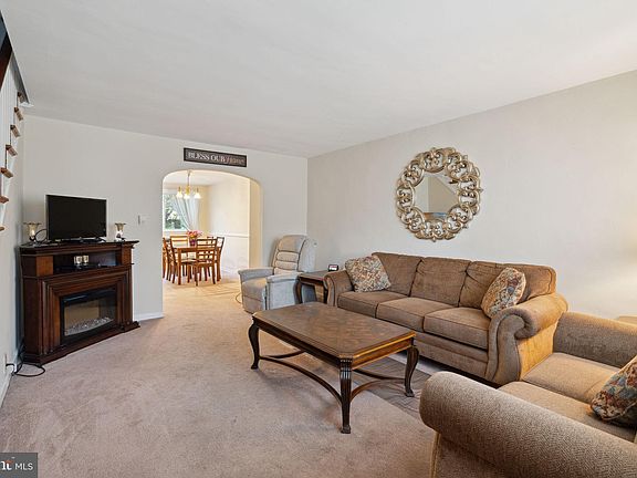 5th image of 5835 Newtown Ave