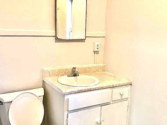 5th image of 2837 Woodrow Dr