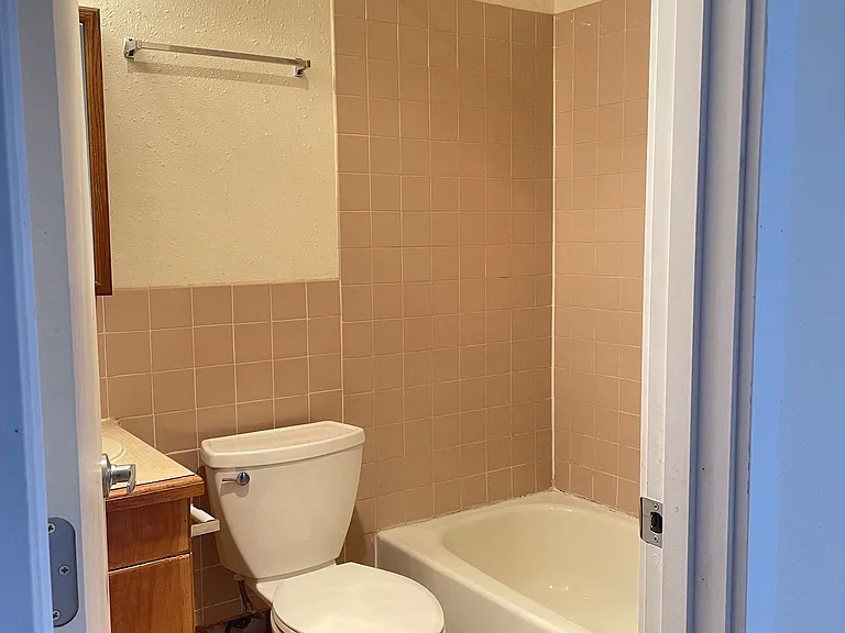 Abbottsford Apartments — Photo 79