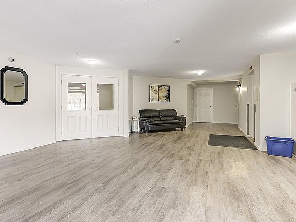 5th image of 135 Ziprick Rd #102