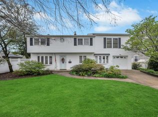 30 Crabtree Ln, Levittown, NY 11756