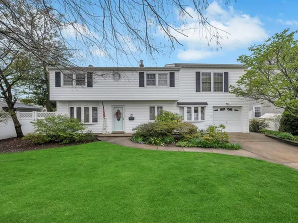 30 Crabtree Lane, Levittown, NY 11756