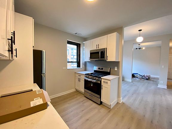 4th image of 1034 W Belmont Ave