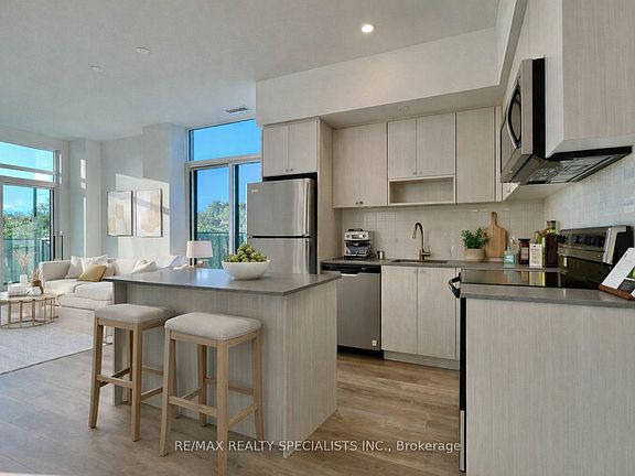2nd image of 202 Burnhamthorpe Rd E #302