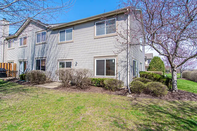 979 Parkhill Cir — Photo 2