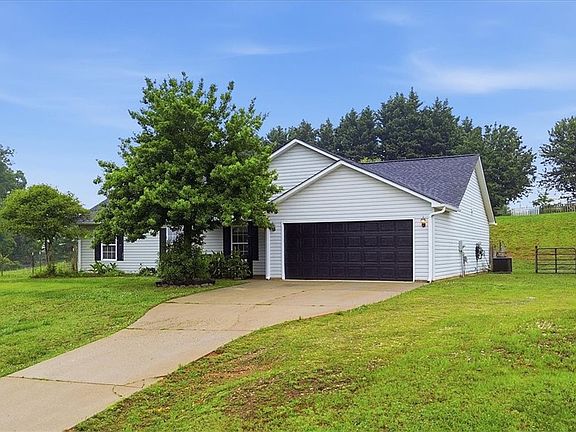 3rd image of 108 Blackbird Ln