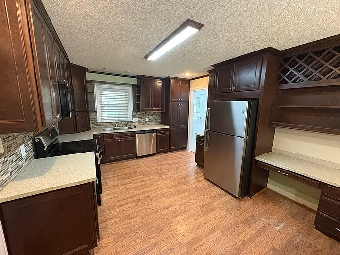 3 bed, 2.0 bath, 1970 sqft, $1,800 — Photo 2