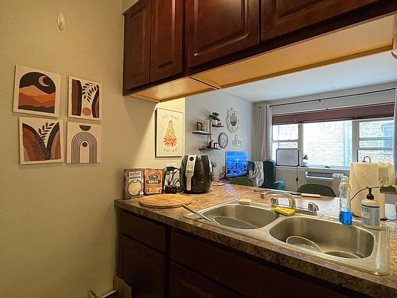 5th image of 543 W Briar Pl #535-255
