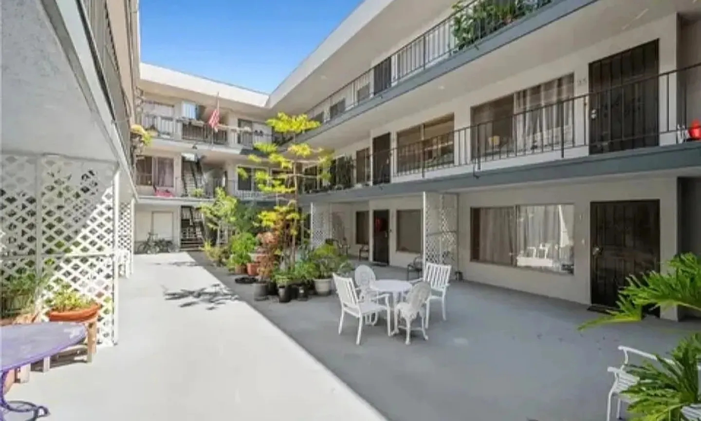 2 bed, 826 sqft, $2,850 — Photo 2
