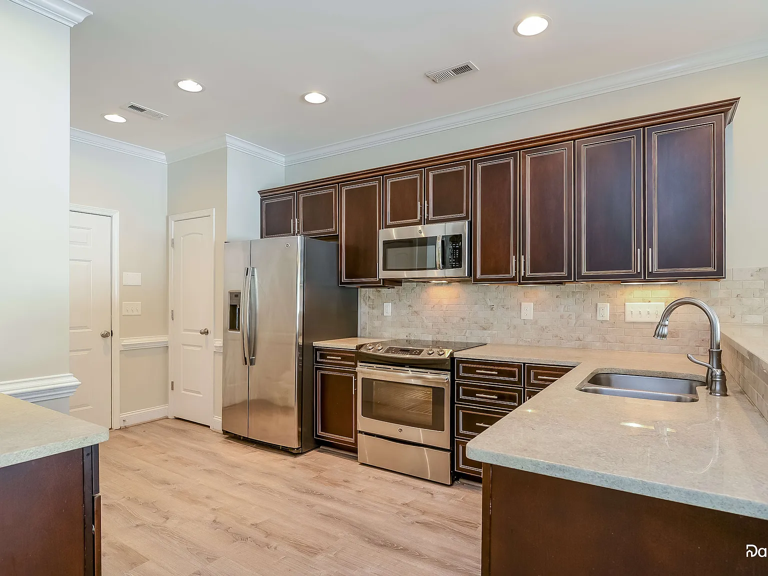 4 bed, 2.5 bath, 2521 sqft, $2,605 — Photo 3