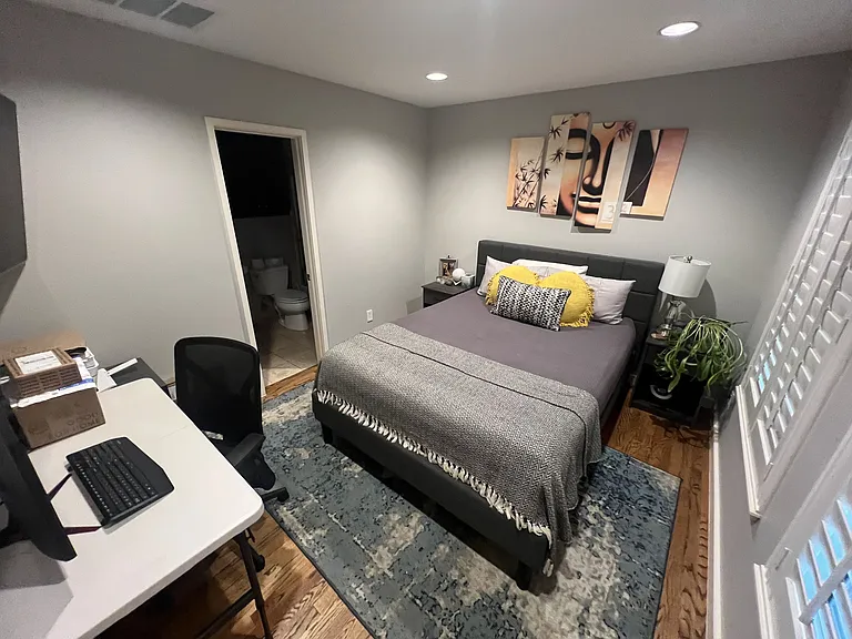 2411 N Hall St #6 — Photo 7