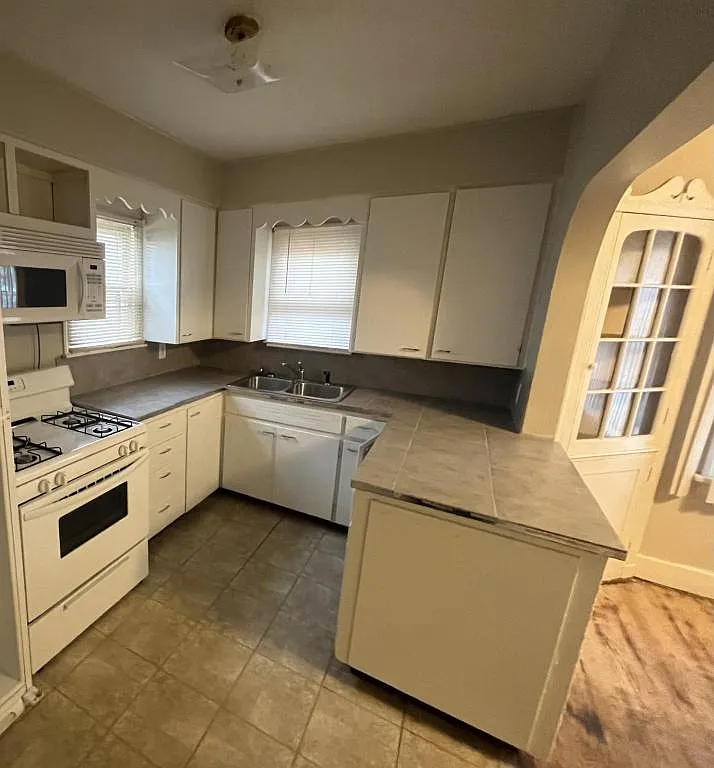 3232 Leahy St APT 1 photo 1