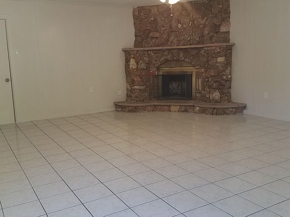 Livingroom with fireplace