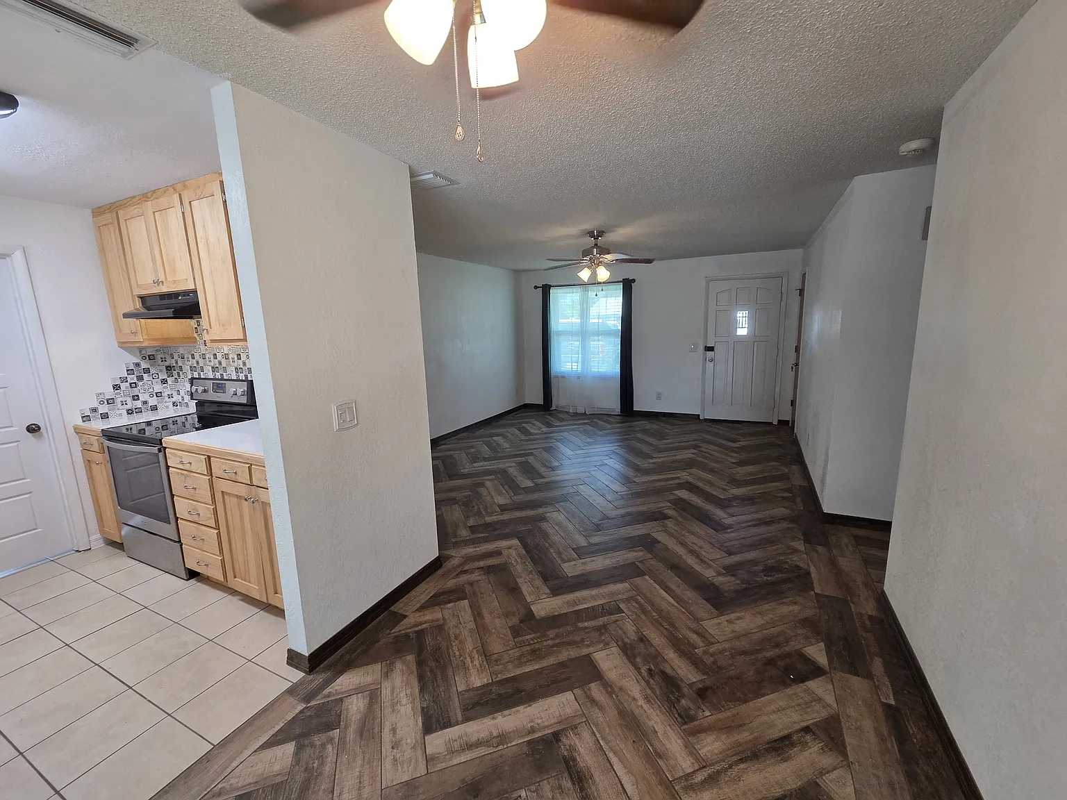 3 bed, 1152 sqft, $2,300 — Photo 2