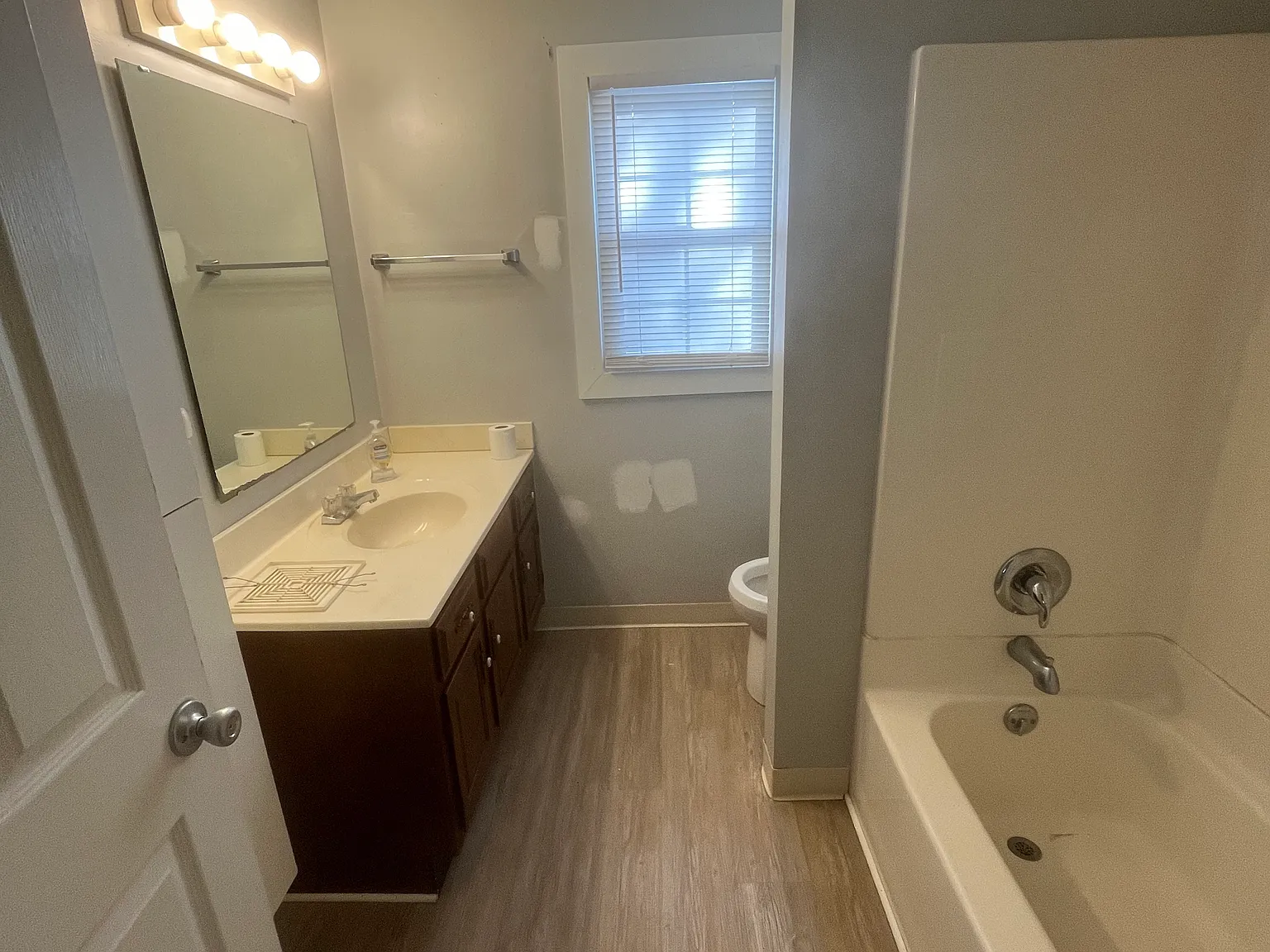 1 bed, 900 sqft, $1,300 — Photo 3