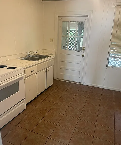 203 E Moore St — Photo 5