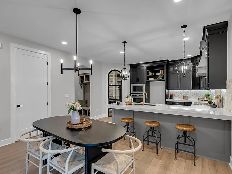 2142 E Beaumont St — Photo 10