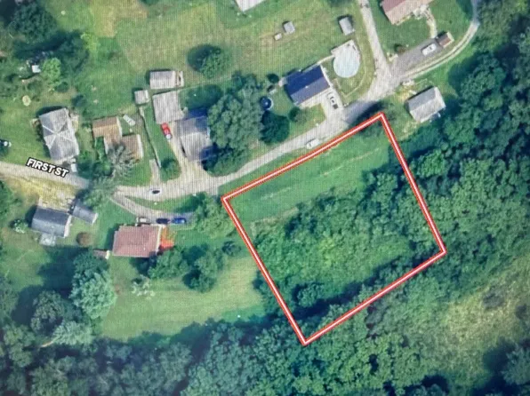S 1st St, Shinnston, WV 26431