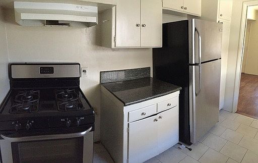 3rd image of 526 N Madison Ave APT 1