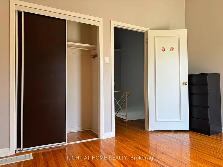 1101 Oxford St W — Photo 17