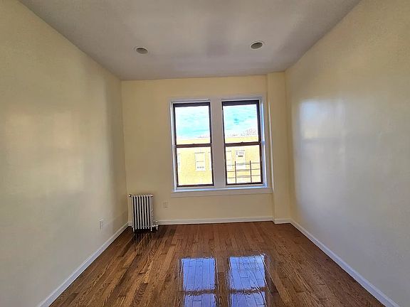 3rd image of 566 Parkside Ave #D4