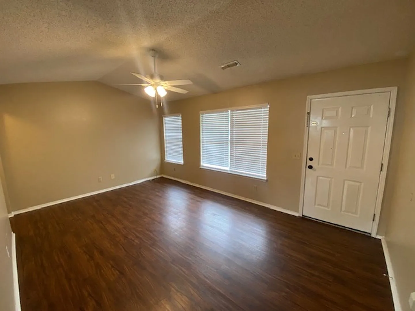 Super Cute 3 Bedroom Now Available! — Photo 3