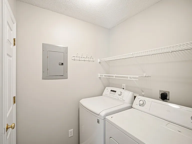 323 Ivy Glen Ct — Photo 15