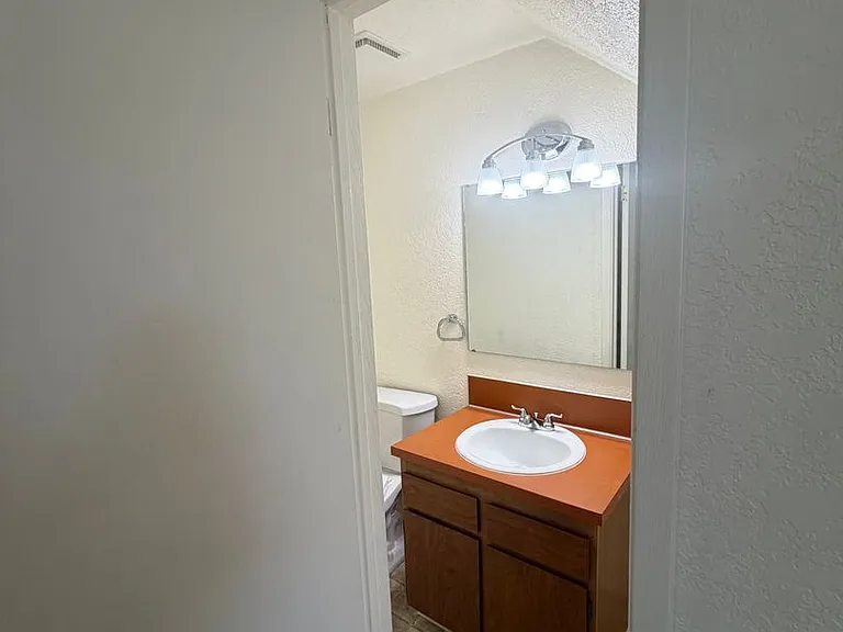 1228 S Juniper St — Photo 8