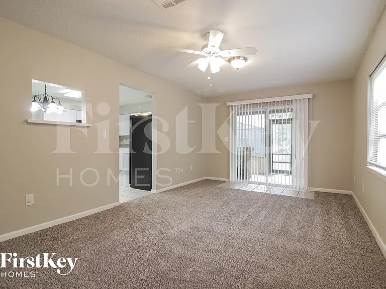 1340 Sharon Dr — Photo 2