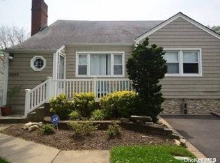 3340 Balsam St, Oceanside, NY 11572