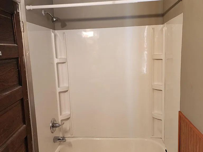 1st floor bathroom tub & shower.