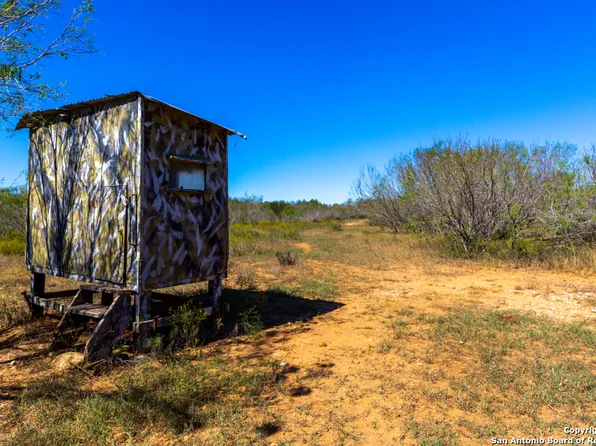 CR 661 661, Devine, TX 78016