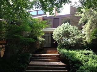 6 Woodgate Dr, Burr Ridge, IL 60527