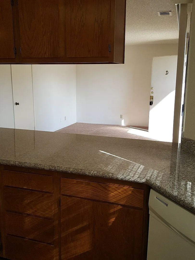 2+1 Ventura ground floor apartment w/ 1-car garage — Photo 4
