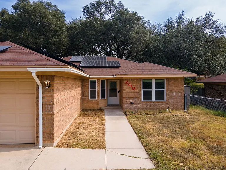 2210 Barry Dr — Photo 4