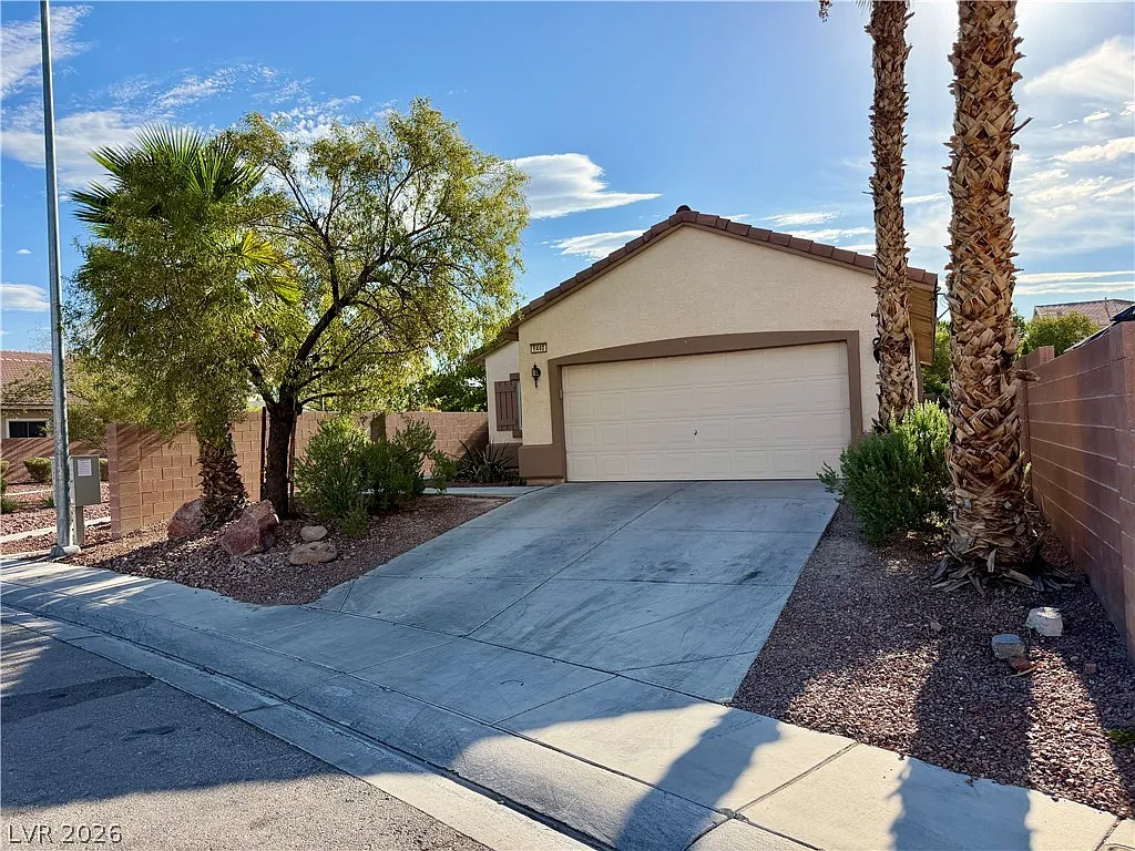 3 bed, 2.0 bath, 1487 sqft, $2,100 — Photo 1