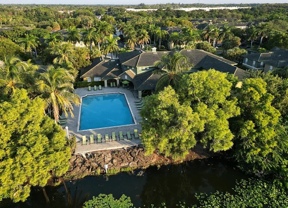 Quantum Lake Villas Apartments