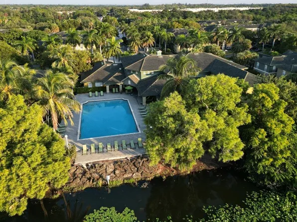 Quantum Lake Villas Apartments