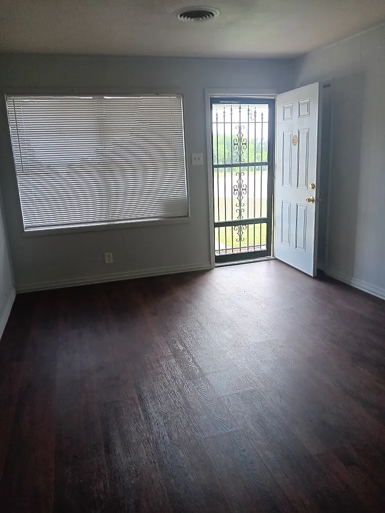 3 bed, 1.5 bath, 956 sqft, $1,800 — Photo 2