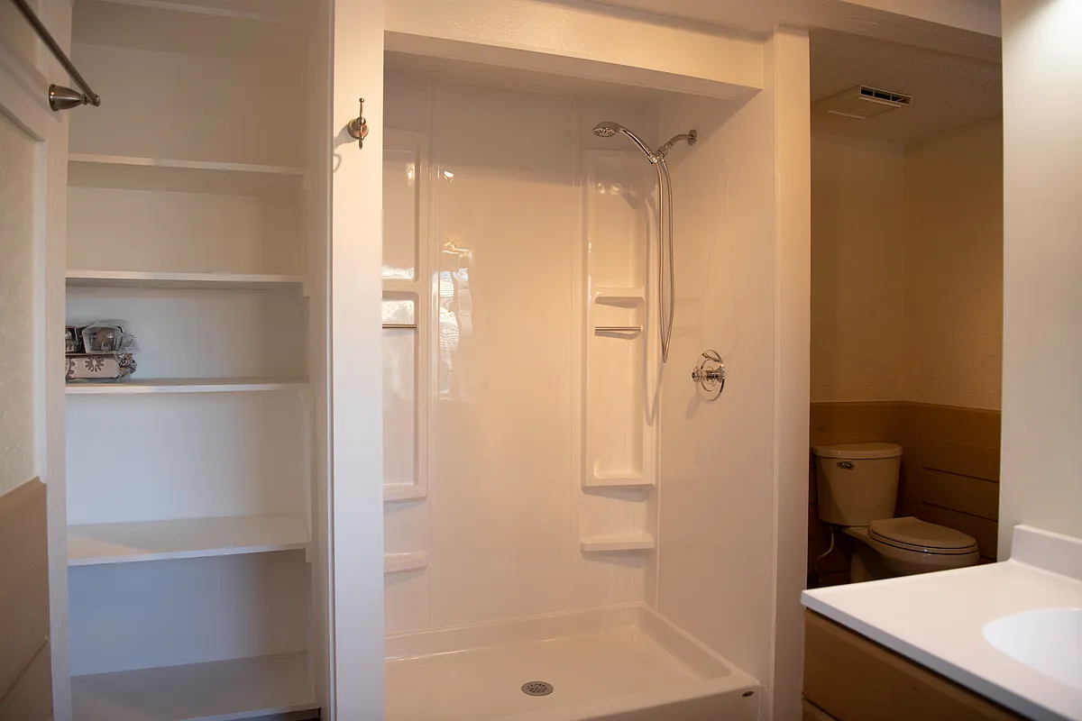 Master bath - 332 S Redlands Rd