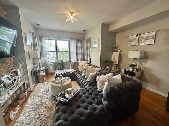 3rd image of 3223 W Belle Plaine Ave #2