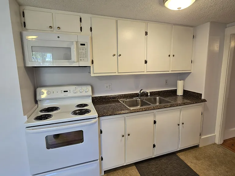 257 Roxbury St #3 — Photo 2