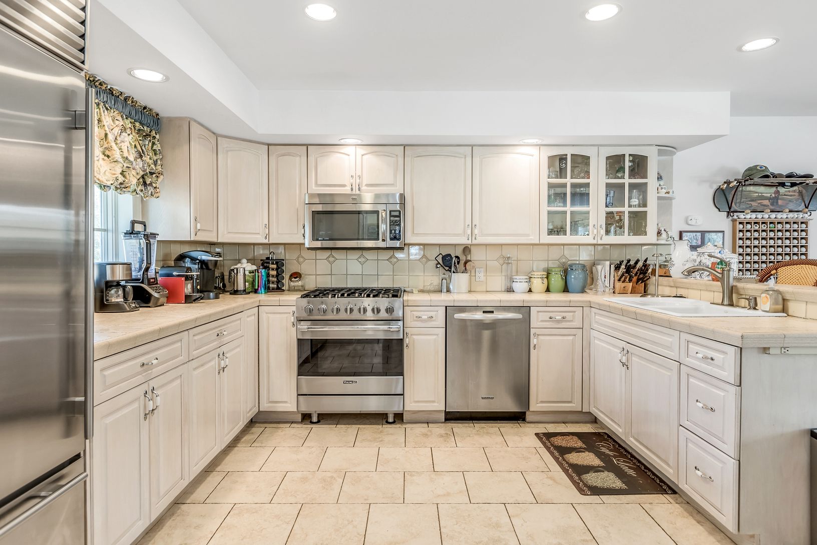  kitchen with gas stove