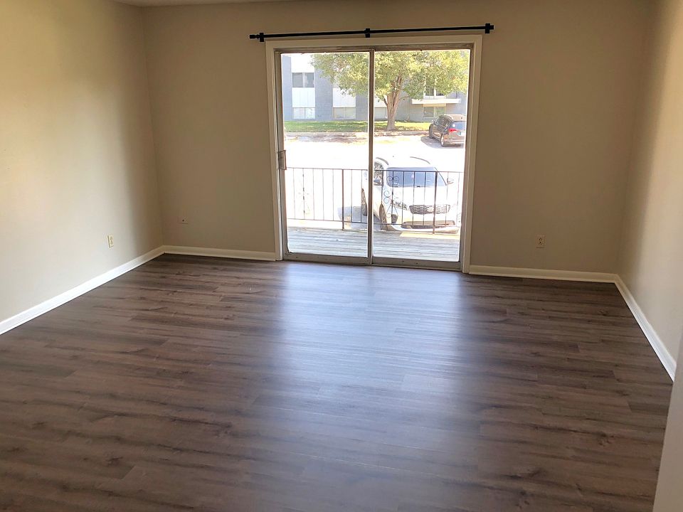 Living Room, mid-terrace level
