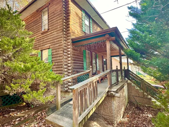 624 Roxbury St, Clifton Forge, VA 24422