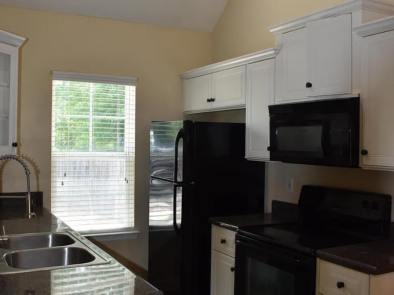 504 York Loop — Photo 3